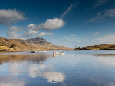 Le Pic du Old Man of Storr domine le lac et semble veiller sur la nature comme un gardien