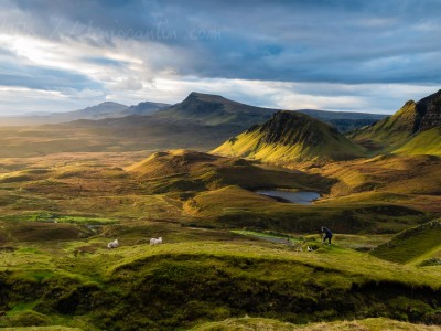 Au petit matin sur les hauteurs de Skye, le soleil illumine la scène à la peinture d'or