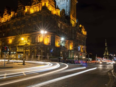 Un des grands hôtels d'Edimbourg sous le feu des lumières de la ville