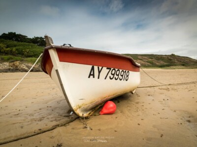 L'eau s'est retirée laissant les bateaux sur le sable comme échoués, le temps d'une marée
