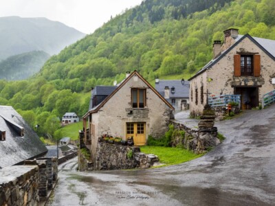 La pluie frappe la vallée d'Aulon, mais qu'importe, le village est si beau