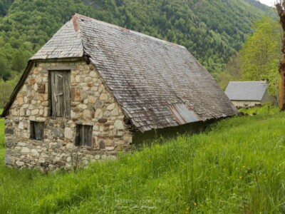 Une petite route qui sillonne entre les montagnes et là, quelques maisons bien pittorresques
