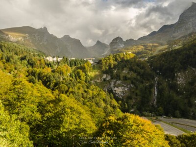 Une petite perle des Pyrénées, Gourette encadrée de ses sommets sous une belle lumière