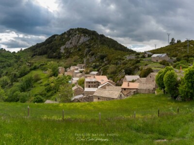 L'église San Martin et son village au pied des Pyrénées Espagnols