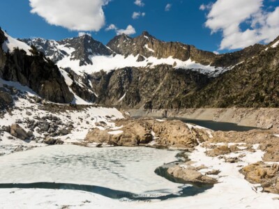 Le lac où la glace encore présente fond presque à vue d'oeil