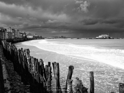 St Malo, Les Brises lames et le Grand Bé en monochrome
