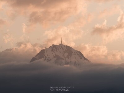 Le formidable Pic du Midi au dessus des nuages, il semble avec son antenne émerger de la brume