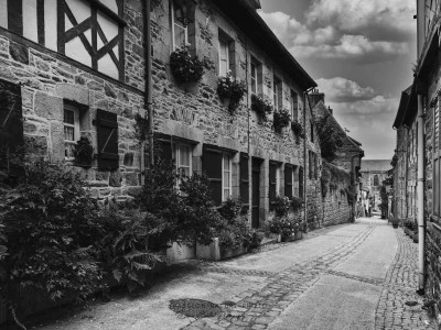 Téguier, une rue pitorresque en monochrome